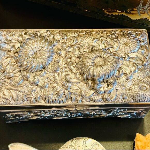 ♥️ Japanese Meiji Silver Chrysanthemum Box High Relief Repoussé Antique - Picture 10 of 13